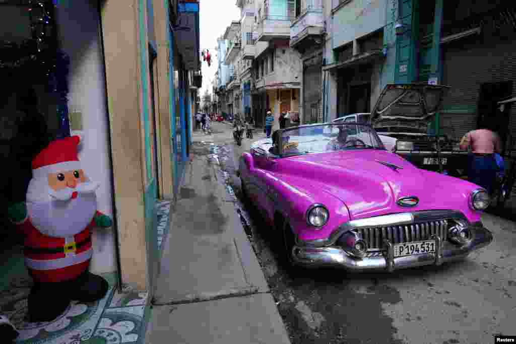 Un Santa Claus inflable a la entrada de un negocio en La Habana. REUTERS/Alexandre Meneghini