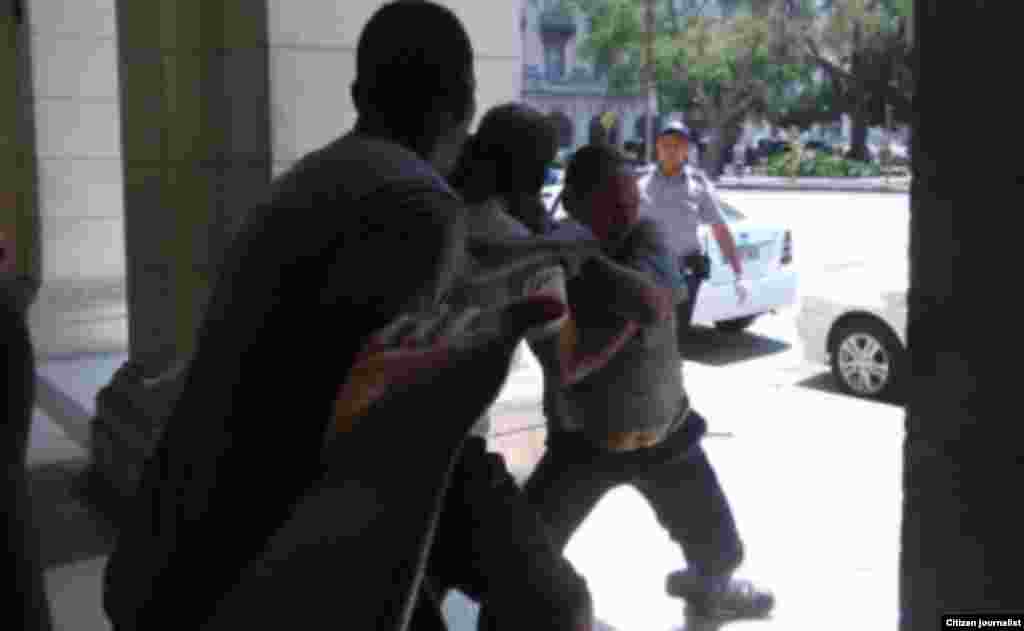 La más reciente recogida de mendigos ocurrió este lunes 25 de abril, en Centro Habana y La Habana Vieja, supuestamente por la filmación de "Fast & Furious 8". (Foto: A. Zamora)