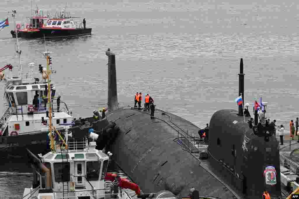 El submarino ruso de propulsión nuclear Kazán, parte del destacamento naval ruso que visita Cuba, atraca en el puerto de La Habana el 12 de junio de 2024. YAMIL LAGE / AFP)