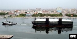 ARCHIVO. La barcaza estadounidense Helen III, arrastrada por el remolcador El Jaguar,entra en la Bahía de La Habana con un cargamento de papel y madera vendido a Cuba por compañías norteamericanas.