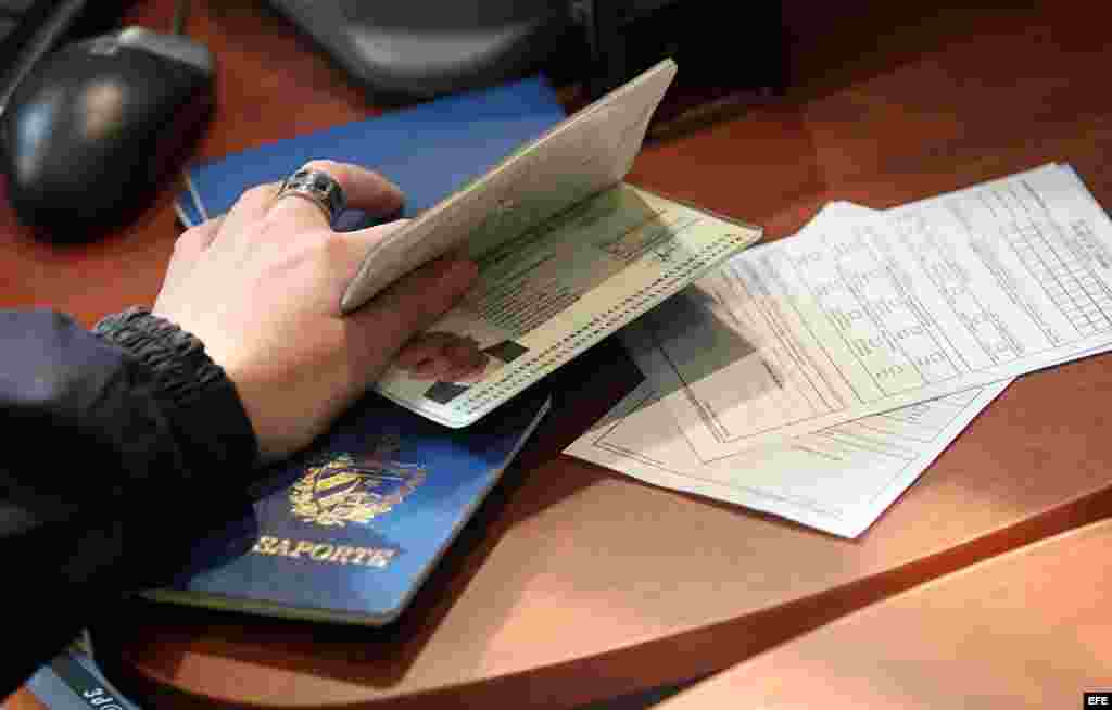 Pasaporte cubano revisado