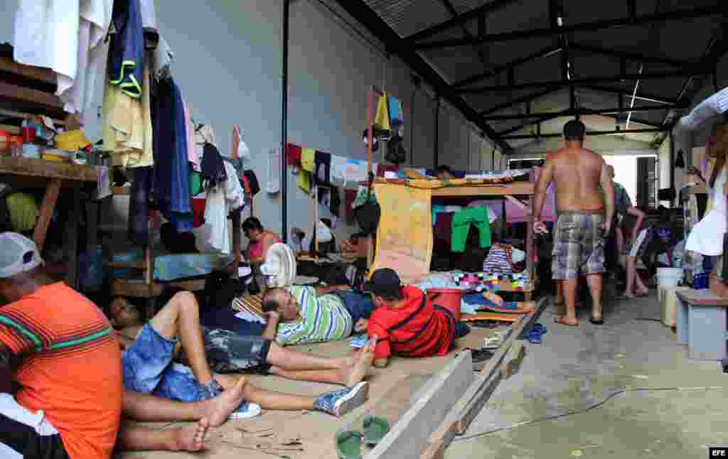 Fotografía del 31 de julio de 2016 de ciudadanos cubanos en tránsito en la población de Turbo (Colombia). Hacinados en improvisados albergues en la localidad colombiana de Turbo unos 2.000 cubanos, hombres mujeres y niños, pasan los días esperando notici