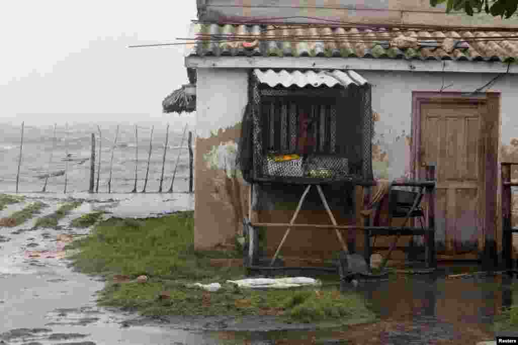 Los fuertes vientos y la lluvia inundaron caminos y arrancaron techos de casas. 