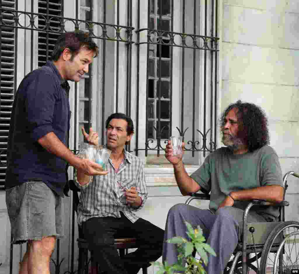 Los actores cubanos Jorge Perugorría (i), Jorge Martínez (c) y Luis Alberto García (d) durante el rodaje de una escena.