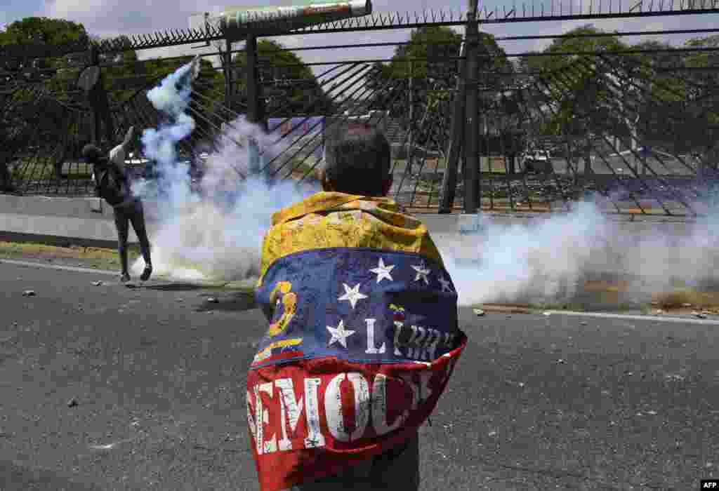 Un manifestante se enfrenta a los soldados de la Guardia Nacional durante las protestas en Caracas.