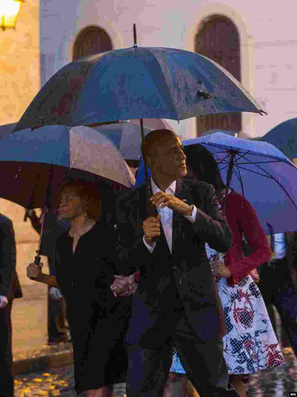 El presidente de Estados Unidos Barack Obama (frente) saluda a su llegada hoy, domingo 20 de marzo de 2016, a la Catedral de La Habana.
