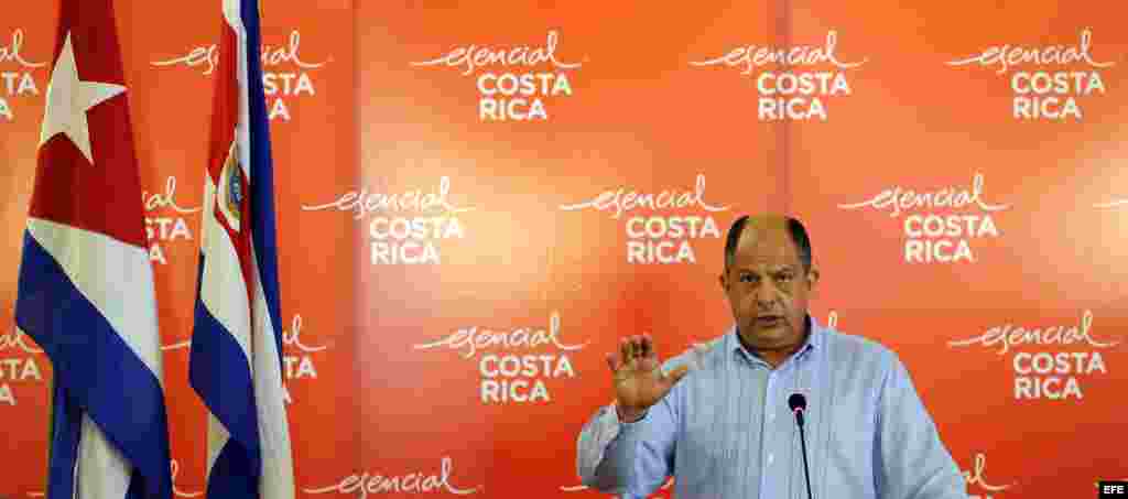 Luis Guillermo Solís pronuncia un discurso durante la inauguración de un foro empresarial en La Habana (Cuba).