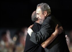 Fidel Castro y Silvio Rodríguez se abrazan tras un concierto del trovador, celebrado en La Habana el 22 de julio de 2004. REUTERS/Claudia Daut