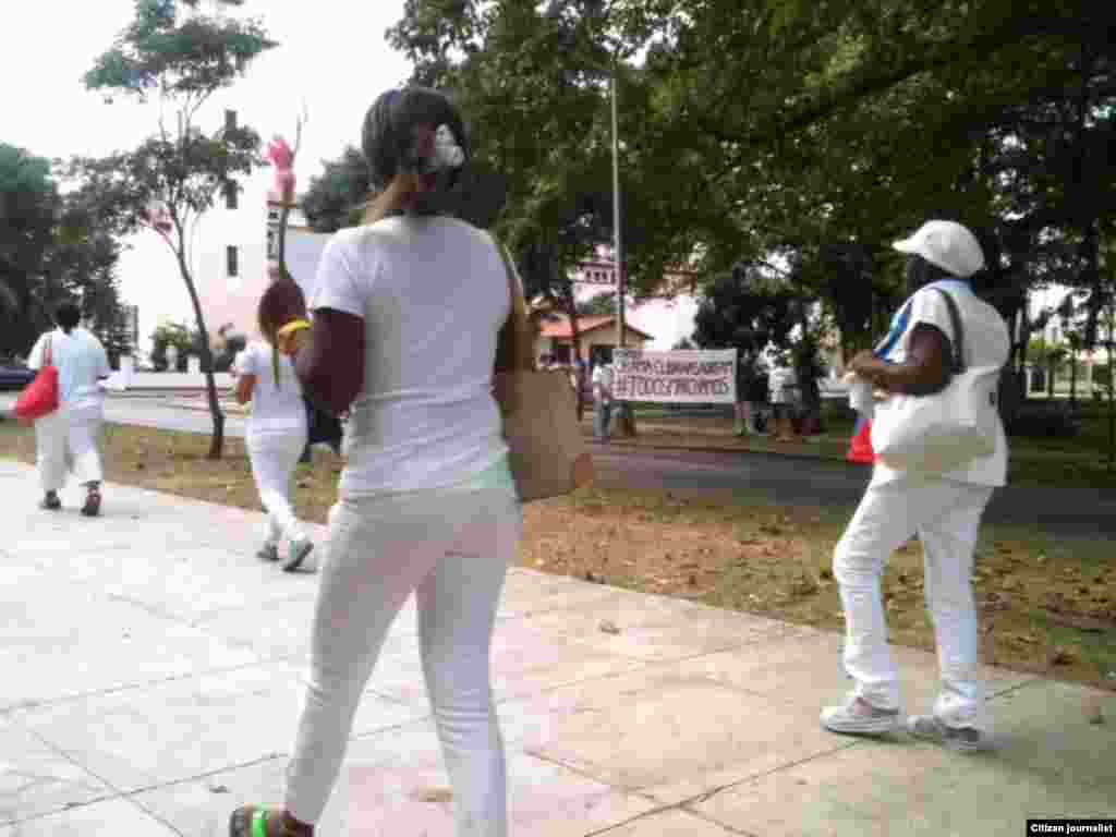  Damas de Blanco, durante la marcha por 5ta. Avenida.
