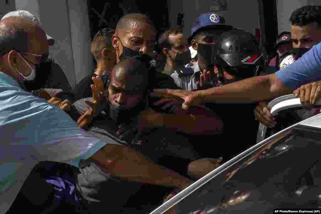 309 / 5000 Resultados de traducción La policía detiene a un manifestante antigubernamental durante una protesta en La Habana, Cuba, el domingo 11 de julio de 2021.