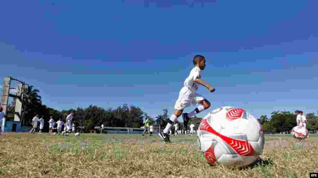 Un centenar de niños participa en el primer "Campus Experience" que organiza en Cuba el Real Madrid y donde a lo largo de una semana los pequeños aprenderán valores educativos y vitales a partir de la práctica del fútbol. 