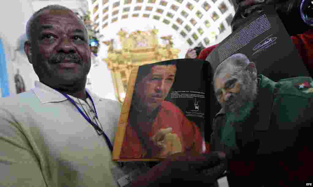 Funcionarios de la embajada de Venezuela en Cuba asisten el martes 8 de enero de 2013, a una misa por la salud del presidente venezolano Hugo Chávez en el santuario de la Virgen de Regla en La Habana (Cuba).