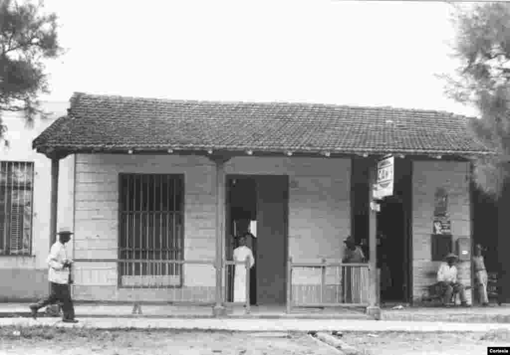 Agustín Román es visto aquí en la puerta de una capilla en su nativa de Matanzas.