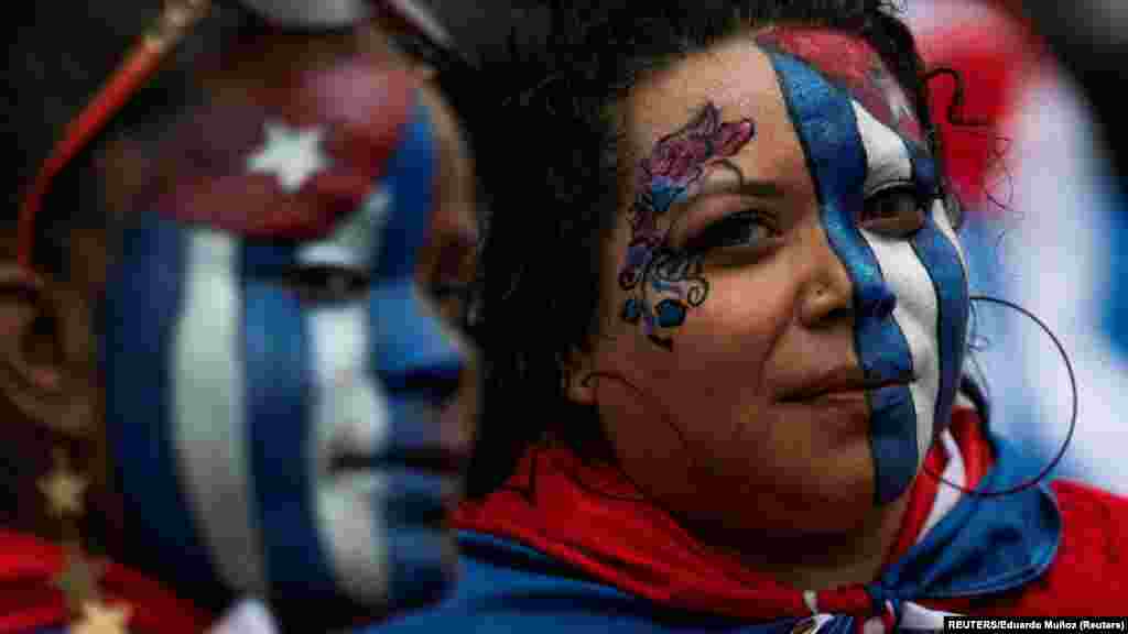 Exiliados cubanos en North Bergen, Nueva Jersey reaccionan ante la noticia de las protestas espontáneas en Cuba. Foto: REUTERS/Eduardo Muñoz.