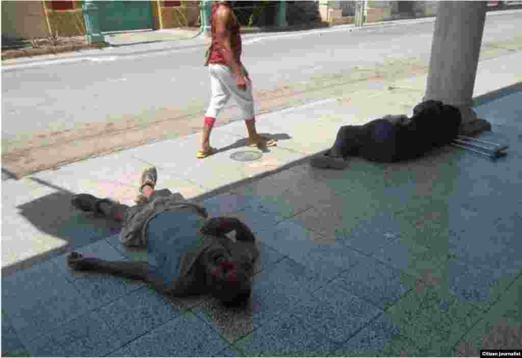 Iindigenres duermen en el portal de la farmacia ubicada en la calle Pedro Agustín Pérez esquina Bartolomé Maso, esquina donde queda el “Lili Modas”, cuartel de la Seguridad del estado en Guantánamo.