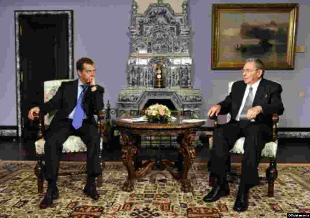 El encuentro de Raúl Castro y Medvedev en la sede del gobierno ruso.