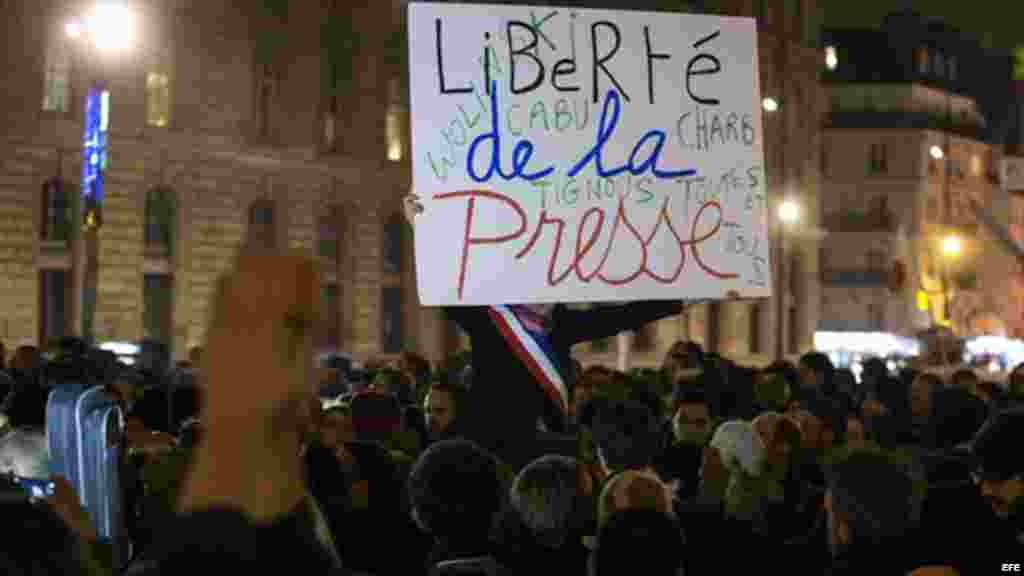 Miles de personas asisten a una vigilia hoy en Place de la Republique, centro de París