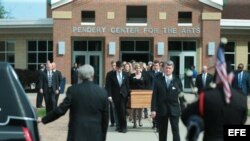 Familiares y amigos acompañan al féretro de Otto Warmbier.