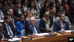 El embajador de Rusia, Vasily Nebenzya, vota en contra de una nueva resolución estadounidense sobre el conflicto entre Israel y palestinos, vetada en el Consejo de Seguridad de la ONU, el miércoles 25 de octubre de 2023 (Foto AP/Bebeto Matthews)