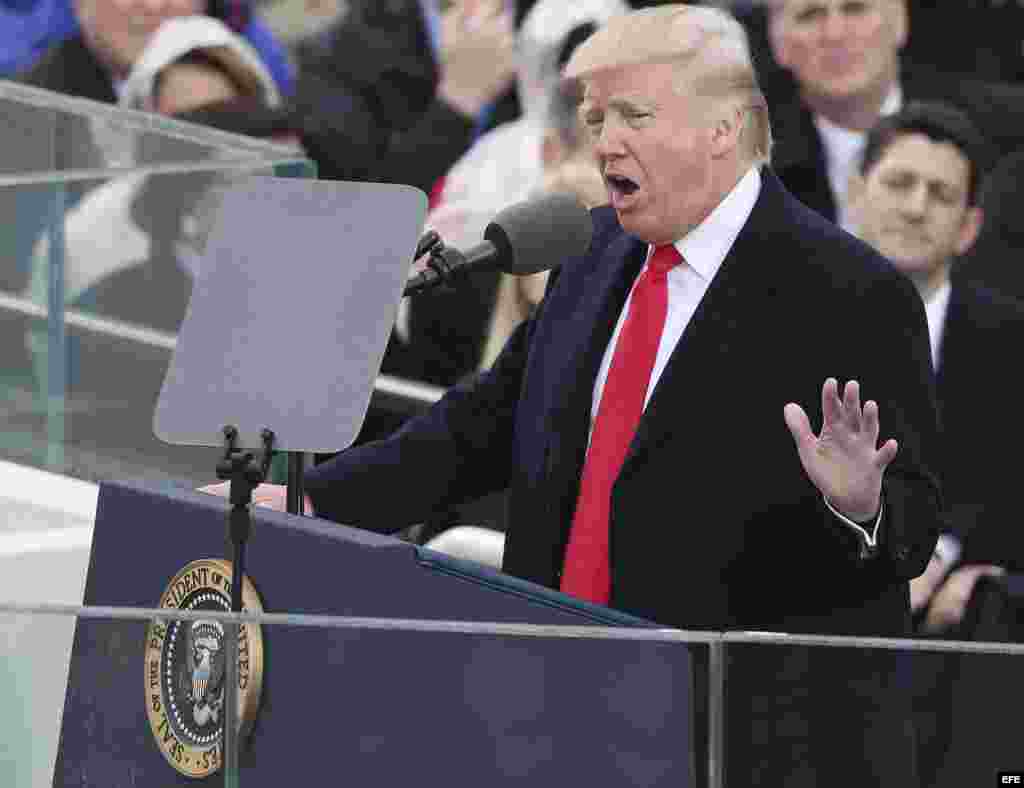 "El 20 de enero de 2017 será recordado como el día en que el pueblo se convirtió en los gobernantes de esta nación de nuevo. Los hombres y mujeres olvidados de nuestro país no serán olvidados nunca más": Donald J. Trump, tras prestar juramento este viernes.