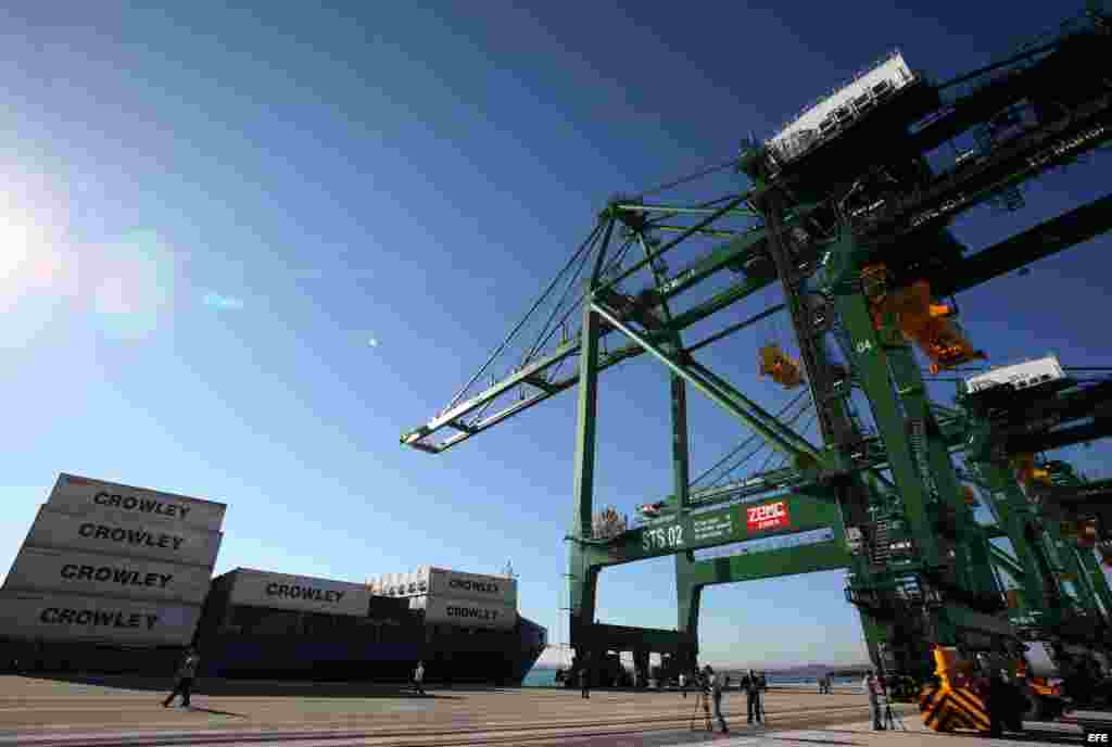 La terminal de contenedores de 702 metros de muelle, con capacidad y prestaciones para la operación de buques Super- Post-Panamax es parte del proyecto. 