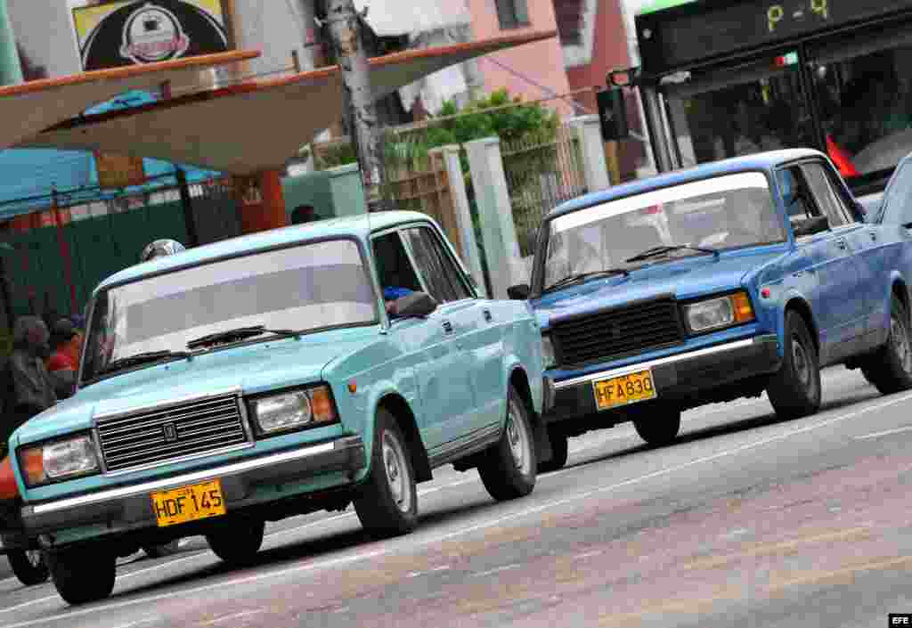 Dos vehículos particulares de fabricación rusa circulan las calles de La Habana, Cuba.