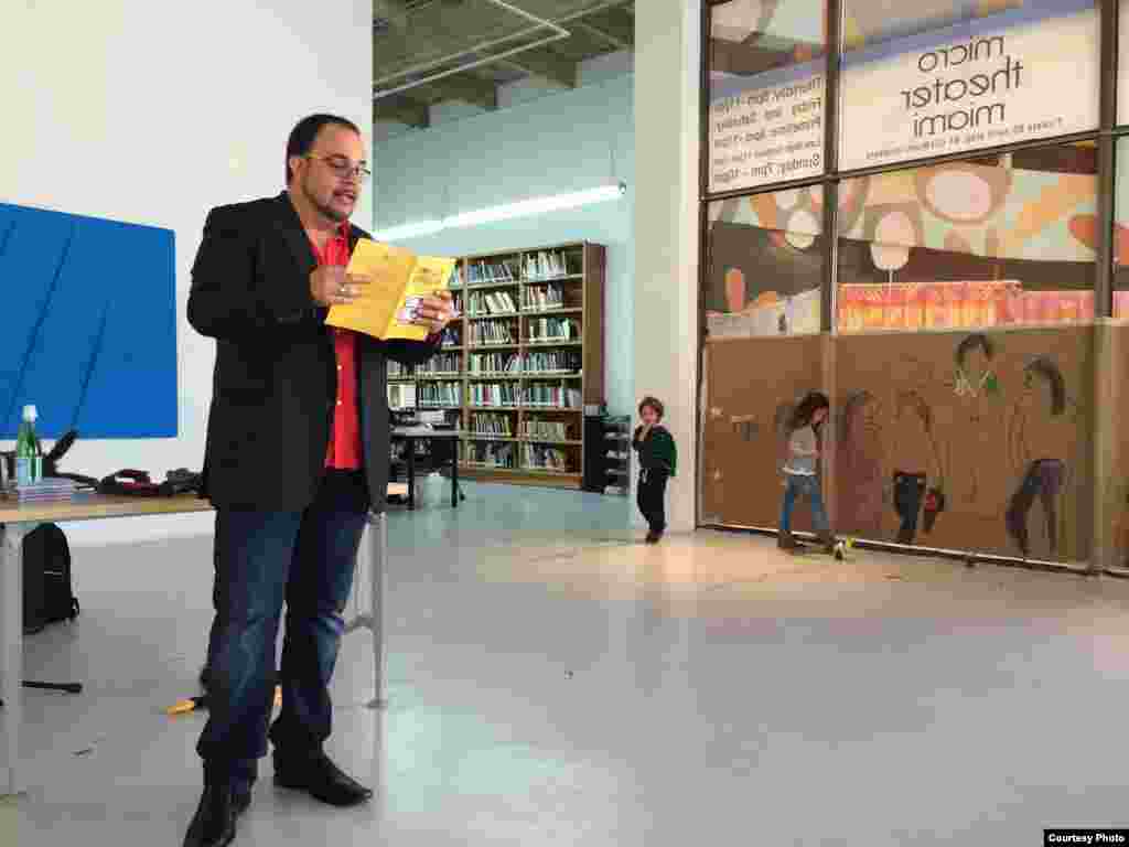El anfitrión de la peña lee "El libro de los bolsillos", en el Centro Cultural Español de Miami.