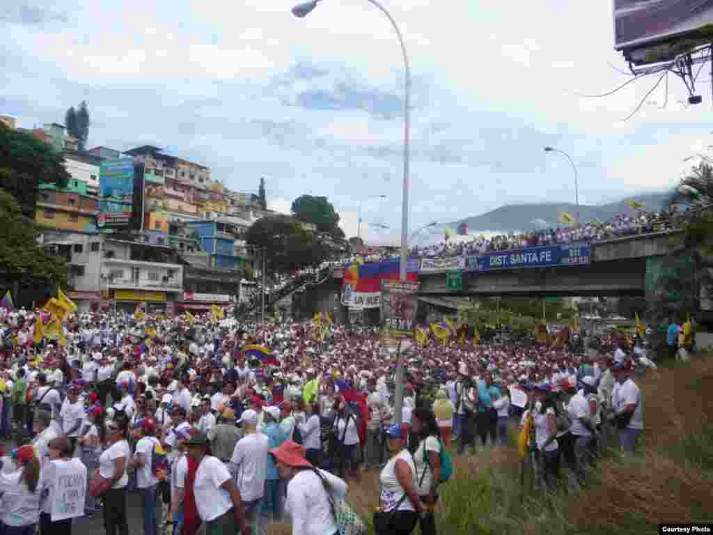 La Toma de Caracas. Cortesía de Alvaro Algarra Corresponsal de la VOA en Caracas.