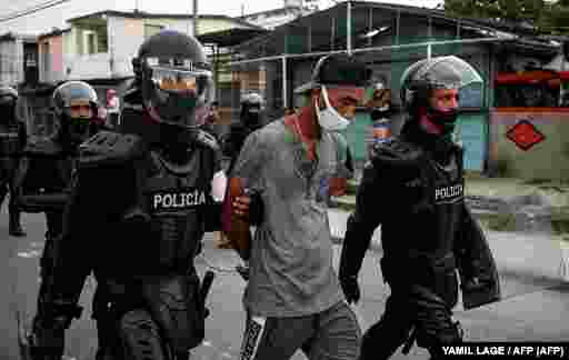 La policía antidisturbios recorre las calles luego de una manifestación contra el gobierno de Miguel Díaz-Canel en el municipio de Arroyo Naranjo, La Habana el 12 de julio de 2021.