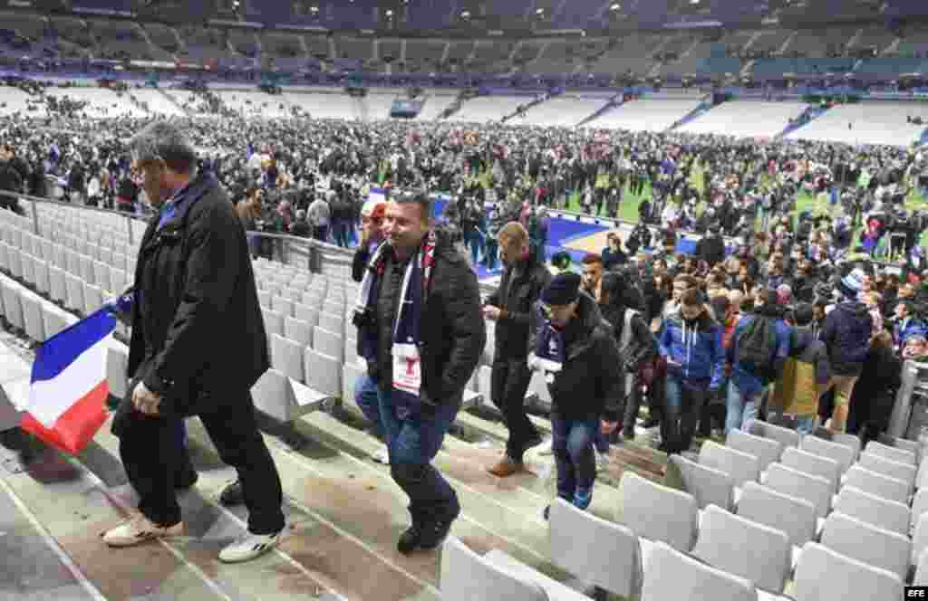 Espectadores abandonan el estadio...
