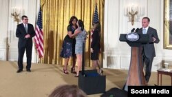 Lizt Alfonso recibe la distinción en la Casa Blanca. Tomada del Facebook de Ricky Arriola. 