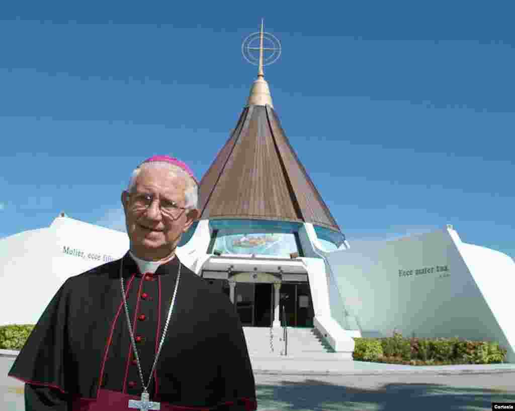 Monseñor Agustín Román se muestra aquí en el Santuario de Nuestra Señora de la Caridad cuando anunció su retiro en 2003