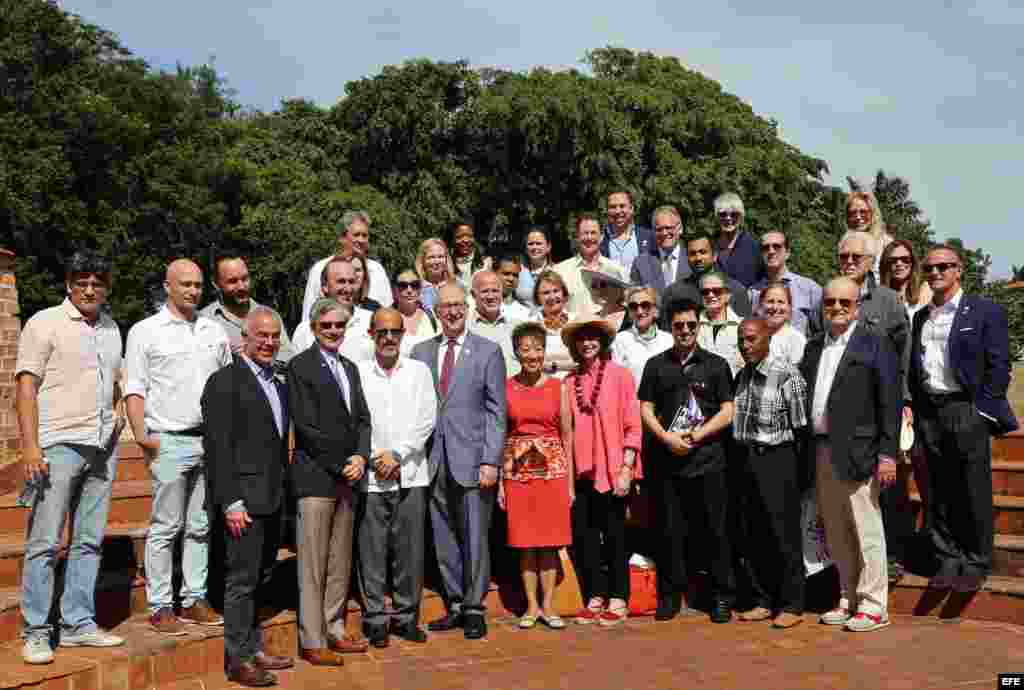 Integrantes del Comité estadounidense Presidencial para las Artes y Humanidades posan hoy, lunes 18 de abril de 2016, en La Habana (Cuba), durante una visita realizada por miembros de esa institución a la Universidad de las Artes.
