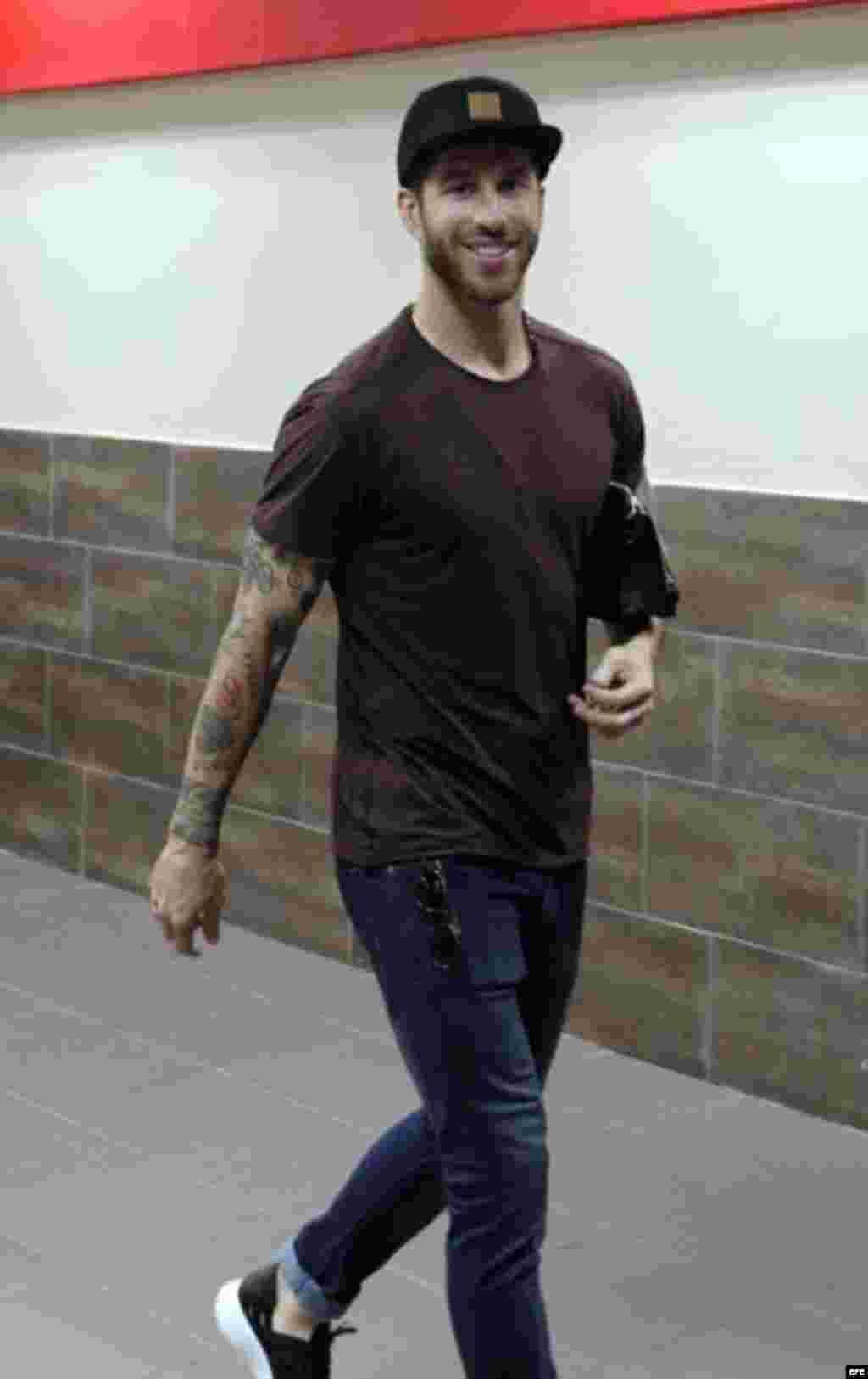 Sergio Ramos camina por las calles de La Habana, donde estará "unos pocos días"...
