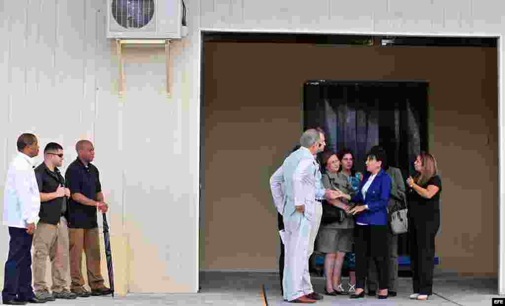 La secretaria de Comercio de EE.UU, Penny Pritzker (2-d), realiza una visita hoy, martes 06 de octubre de 2015, a la Zona Especial de Desarrollo del Mariel (ZEDM), en la provincia de Artemisa (Cuba), durante su primer viaje oficial a Cuba, en pleno proce