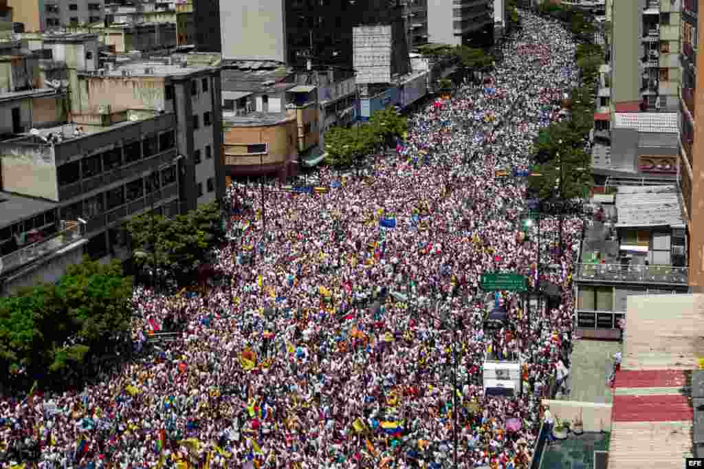 Miles de personas participan en la "Toma de Caracas", una marcha convocada hace semanas por la alianza de partidos Mesa de la Unidad Democrática (MUD) para presionar al Poder Electoral por la agenda del referendo, que impulsa la oposición, para revocar al presidente venezolano Nicolás Maduro.