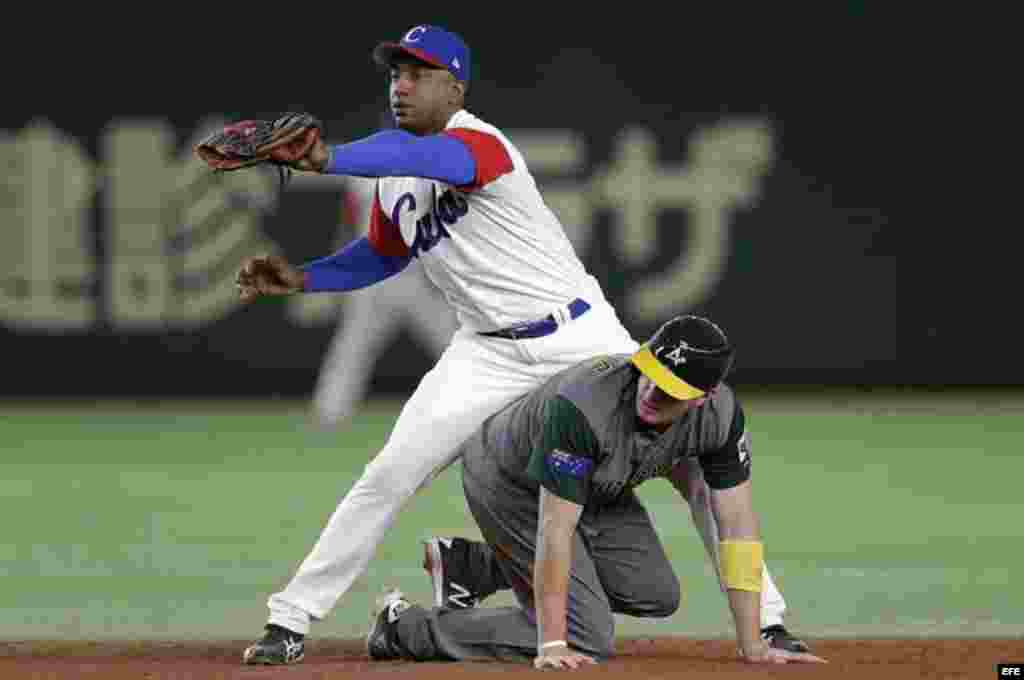 El pelotero australiano Mitchell Dening (abajo) roba la segunda base en la quinta entrada del juego contra Cuba en el IV Clásico Mundial de béisbol disputado en el estadio Tokyo Dome de Tokio (Japón) el 10 de marzo de 2017. 