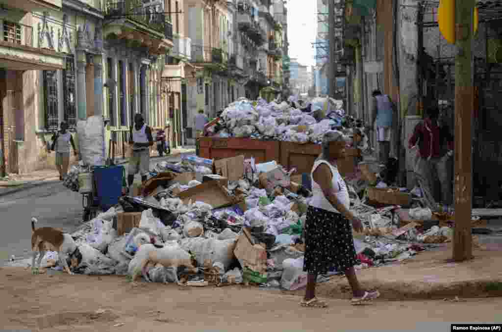Montones de desperdicios se acumulan en las calles de la capital cubana, donde pueden permanecer durante semanas sin ser recogidos. 