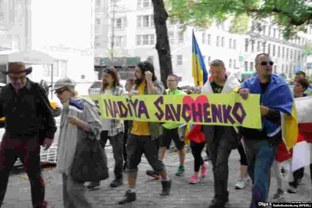 Una manifestante estonia lleva su bandera a la protesta en NY.