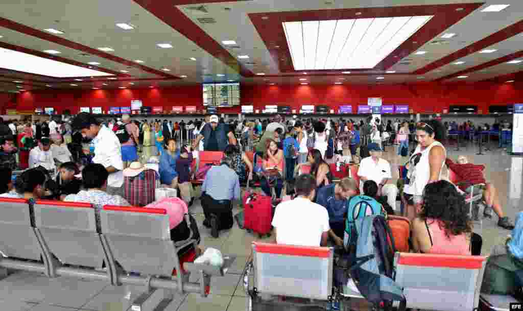 En el aeropuerto José Martí de La Habana se vieron el martes grandes colas.