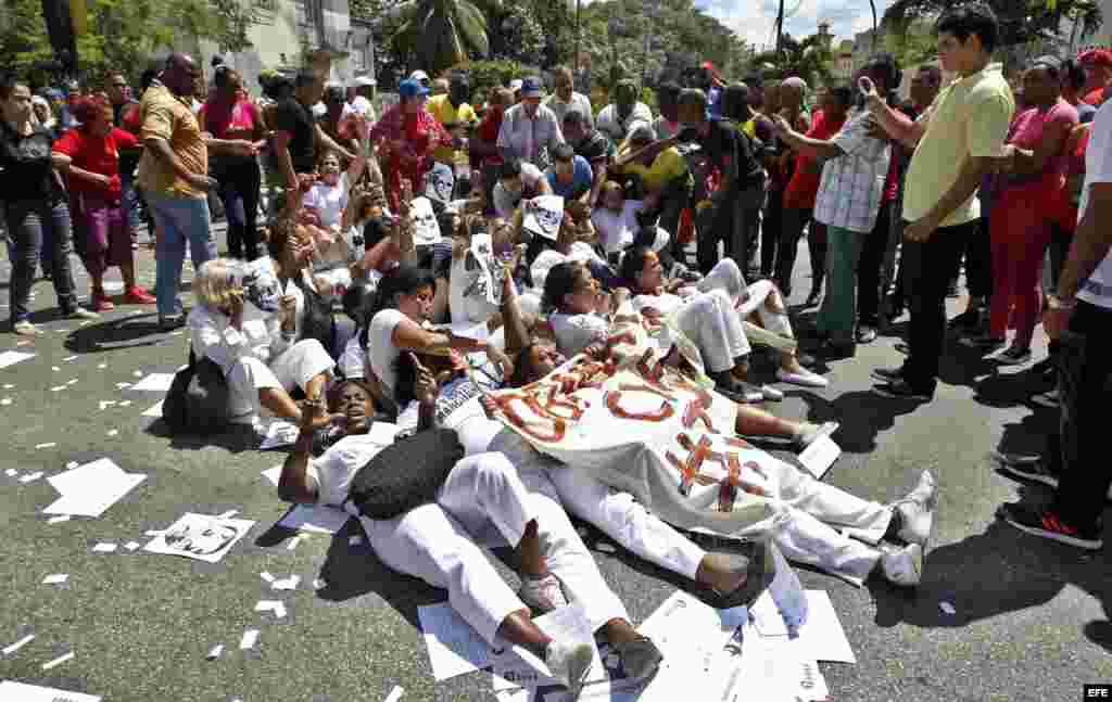 Integrantes del grupo opositor al gobierno cubano conocido como "Damas de Blanco" marchan hoy, domingo 13 de marzo del 2016, a pocos días de la visita del presidente Barack Obama a La Habana