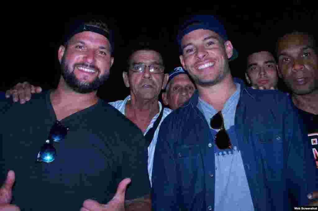 El pelotero cubano de los Atléticos de Oakland, Yonder Alonso, y el cubanoamericano Danny Valencia, de los Marineros de Seattle, visitaron en diciembre de 2016 el parque John Lennon, situado en la barriada de El Vedado, en La Habana, donde compartieron por espacio de cuatro horas con los integrantes de la Peña Deportiva MLB, que dirige Sergio Girat. 