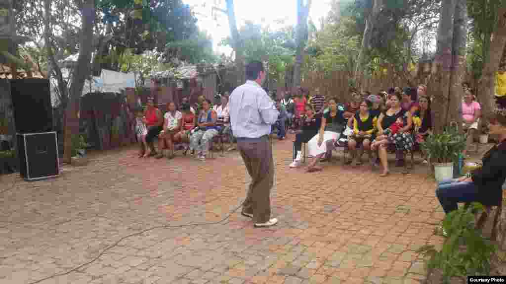 Mario Jorge "Mayim" Travieso, pastor del ministerio Apostólico "Viento recio", Las Tunas, Cuba oficiando frente a sus feligreses.