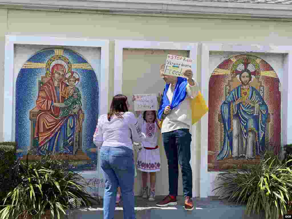 Familia ucraniana participa en la manifestación a favor de Ucrania y contra la invasión a ese país eslavo.