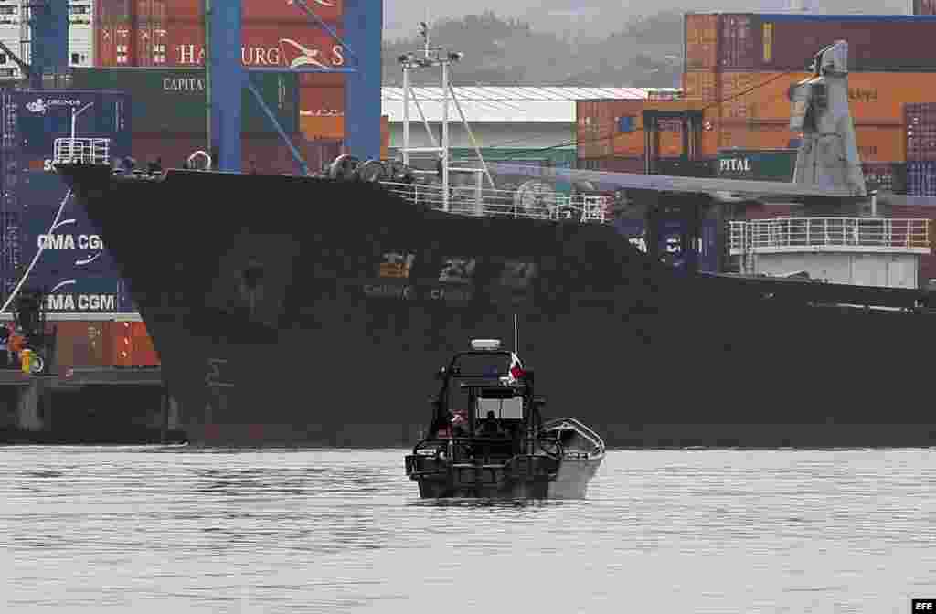 Vista del barco norcoreano Chong Chon Gang atracado en el muelle de Manzanillo de la caribeña ciudad de Colón (Panamá).