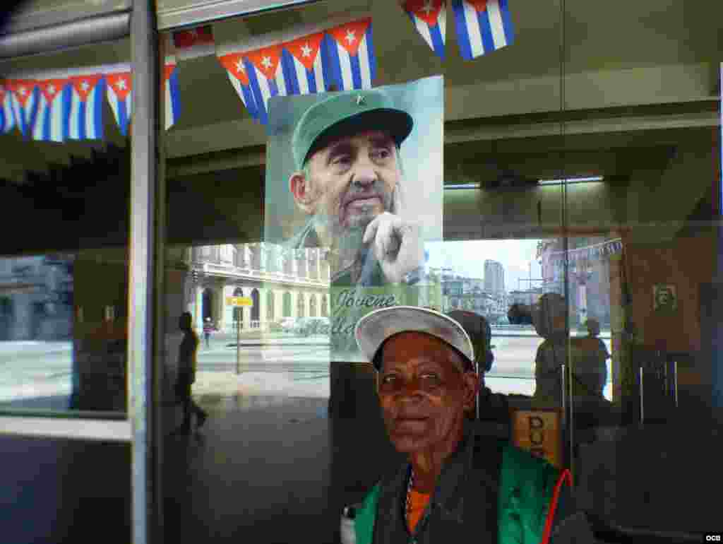 En la fachada del cine Payret cerrado hace 3 años hay dos imagenes de Castro.