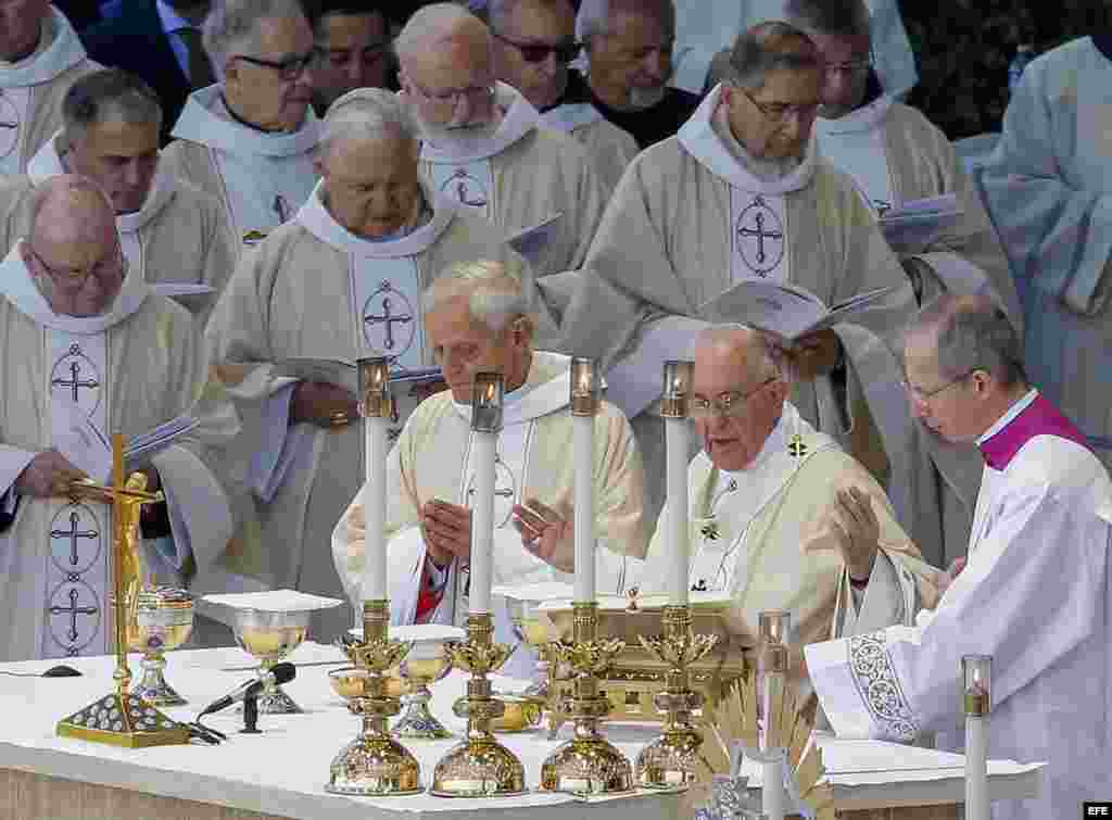 El papa Francisco preside la misa de canonización del fraile español Junípero Serra.