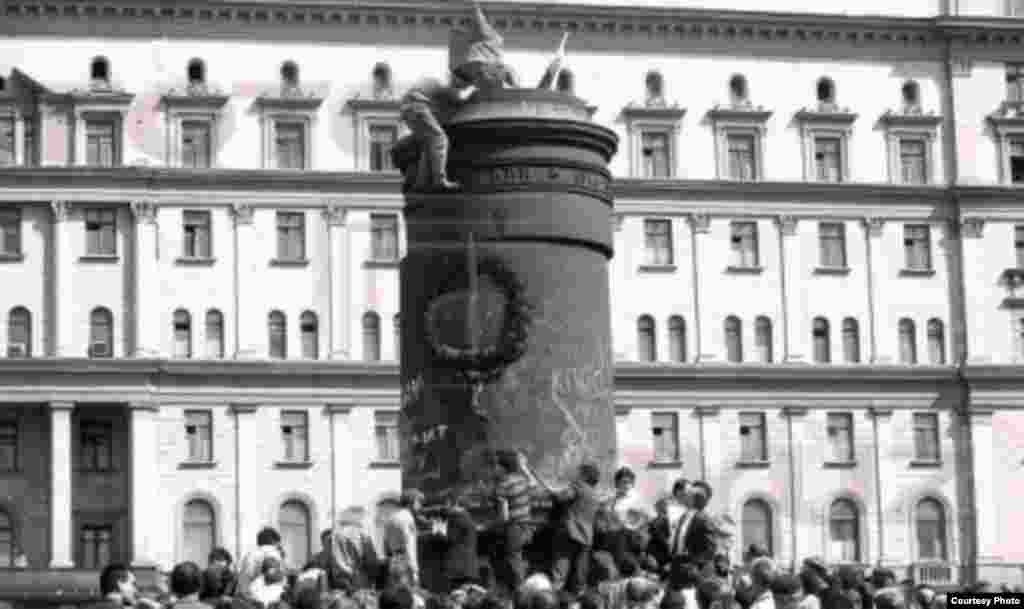 La base de lo que fue el monumento a Dzerzhinski.