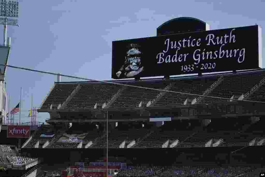 Homenaje a Ruth Ginsburg durante el juego entre los Atléticos y los Gigantes de San Francias