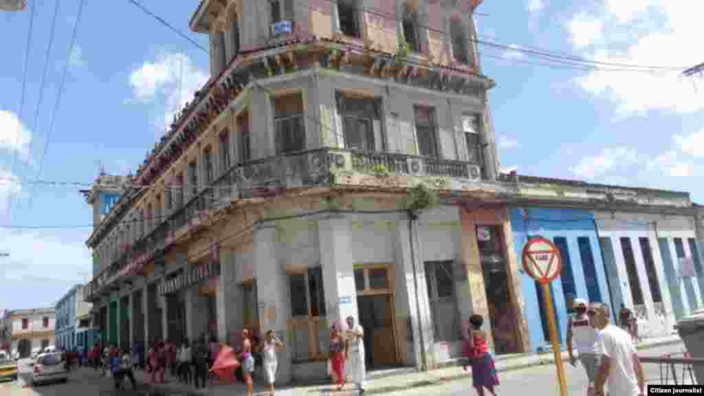 Edificio en la calle Máximo Gómez esquina a Pepe Antonio, en el capitalino municipio de Guanabacoa.